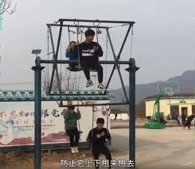 河南一村庄自制土味摩天轮,如何在上面掌握平衡?