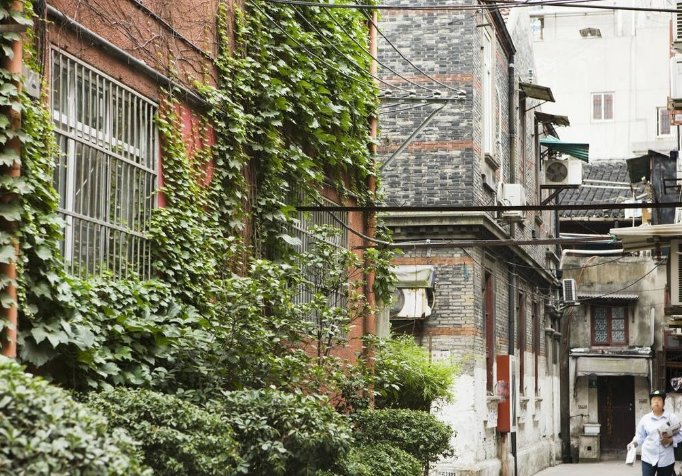 杭州6名女子花200万元买合院引热议，这种行为存在哪些安全隐患？