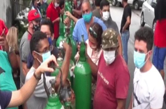 氧气告急，巴西民众排队领购氧气，当地为何会缺乏氧气呢？