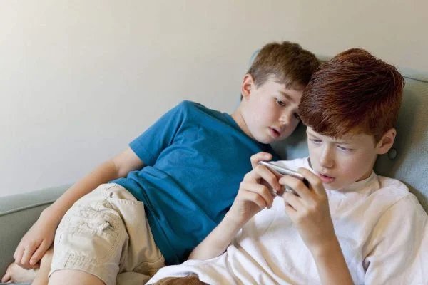 少年跳11楼致残仍难戒网瘾，为何“防沉迷”挡不住“开黑诱惑”？