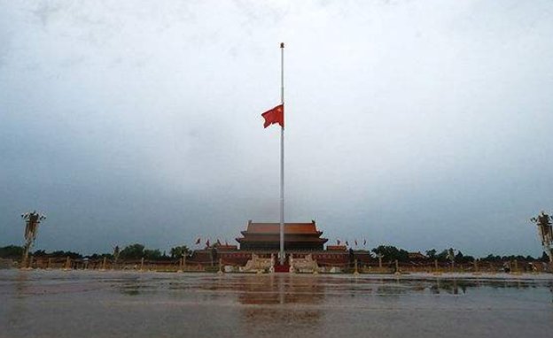 下半旗是指把国旗降到离杆顶约多少处