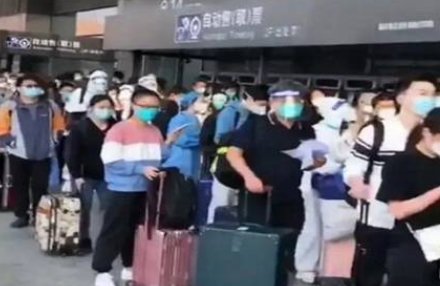 虹桥火车站遇离沪潮：进站排2小时，当时的情况是怎样的？