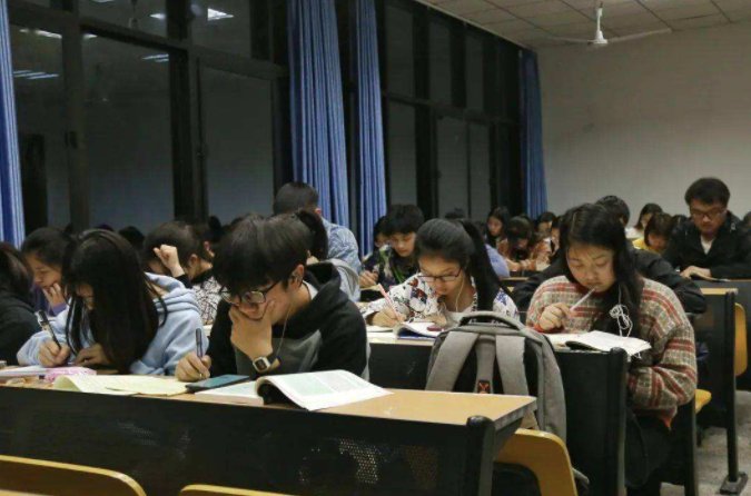 人大代表建议将高中生22点就寝写入未成年人保护法，你怎么看？