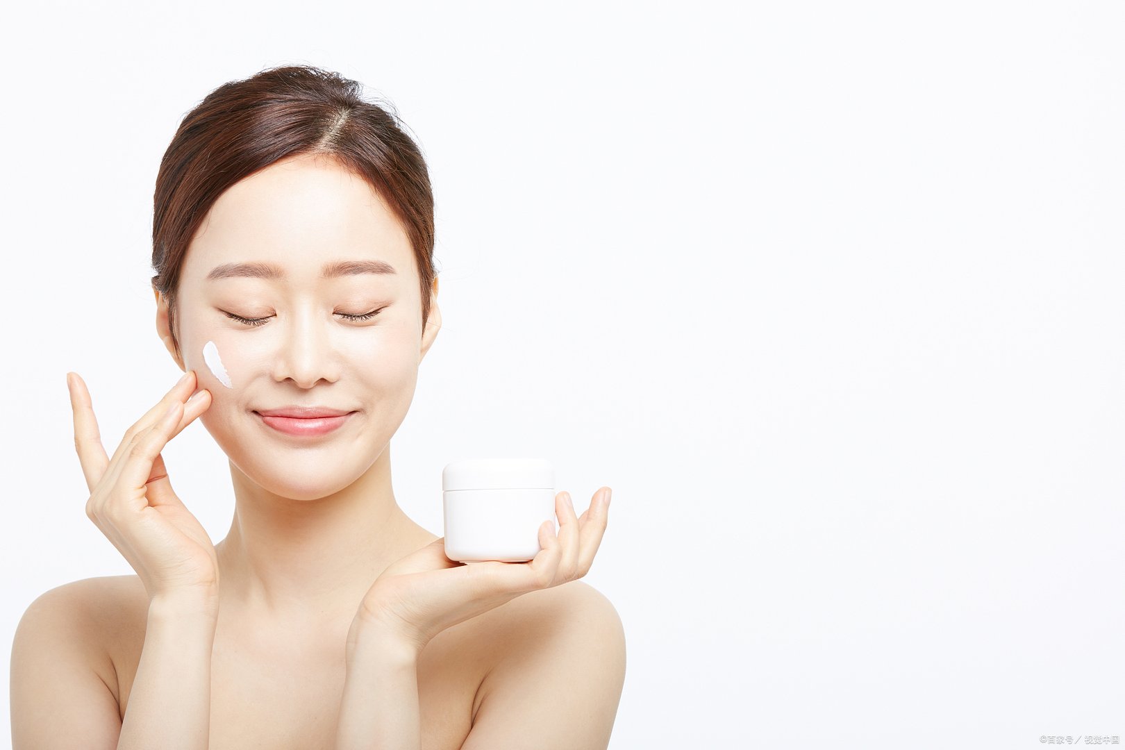 有哪些适合二十多岁的眼霜推荐？什么产品值的推荐？