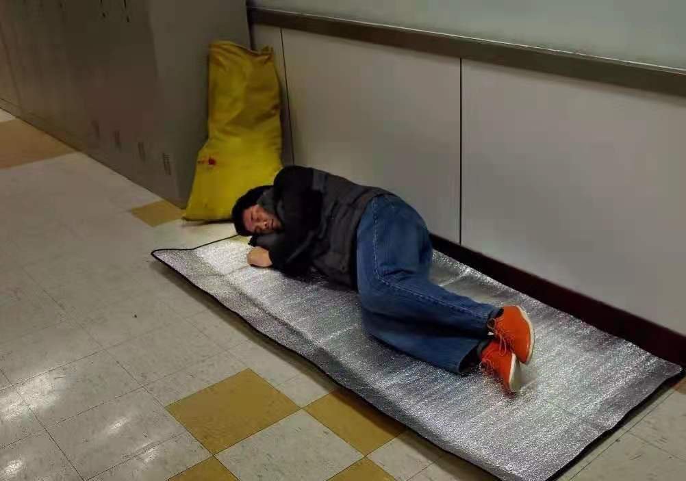 河南一女子被变相降薪进门就哭,成年人的崩溃有多容易?