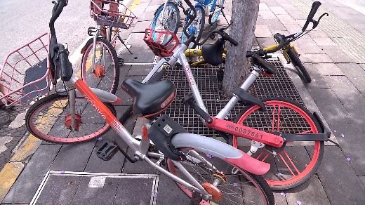 男子马路中间锁住共享单车转身追公交，他的行为暴露了哪些素质问题呢？