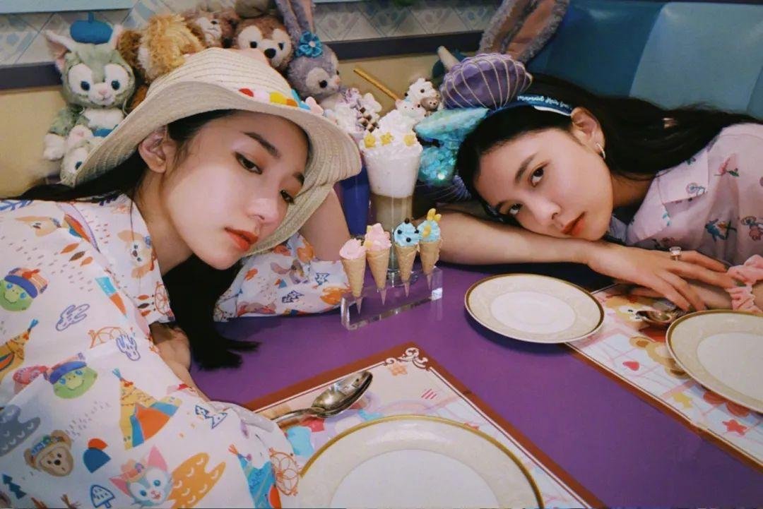 孟美岐宋妍霏闺蜜出游拍照指南,她们有什么值得学习的拍照姿势?