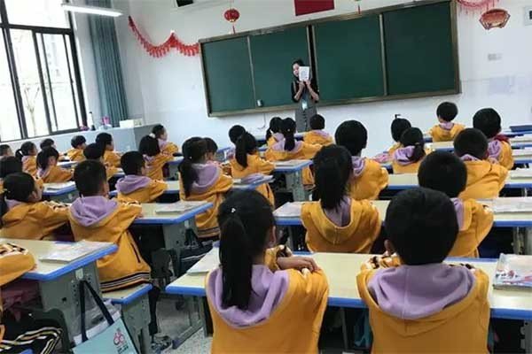 新老师开学第一课怎么立规矩