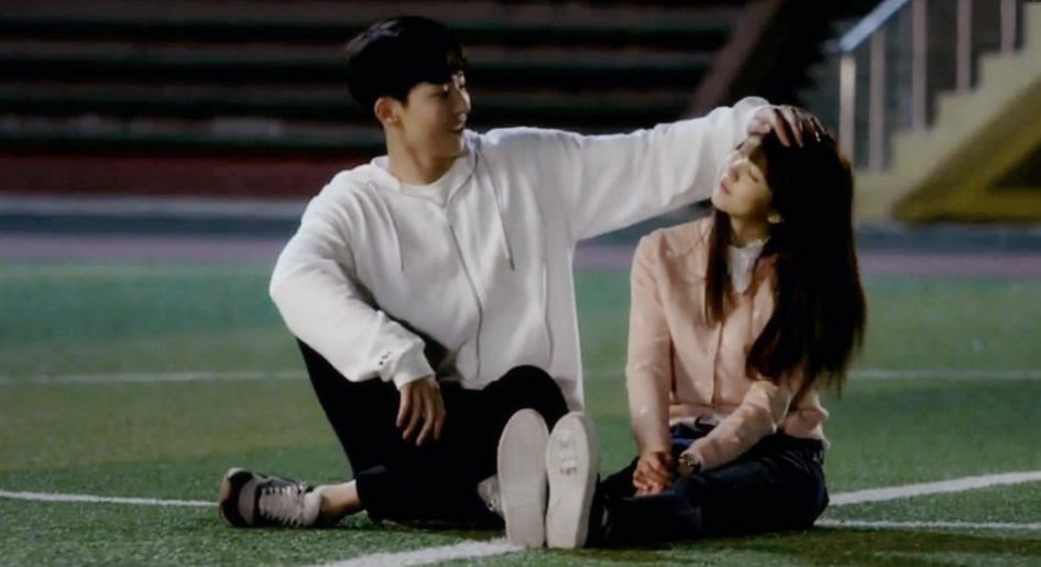 男朋友对亲妹妹动作亲密,我有点受不了,怎么办?