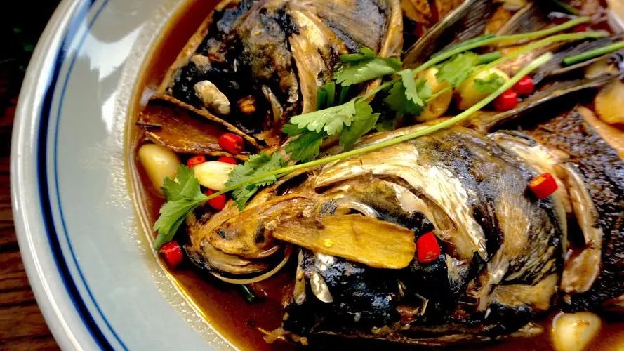 七台河一餐厅给顾客反复端别桌吃过的鱼，店铺这样的做法是否违规？