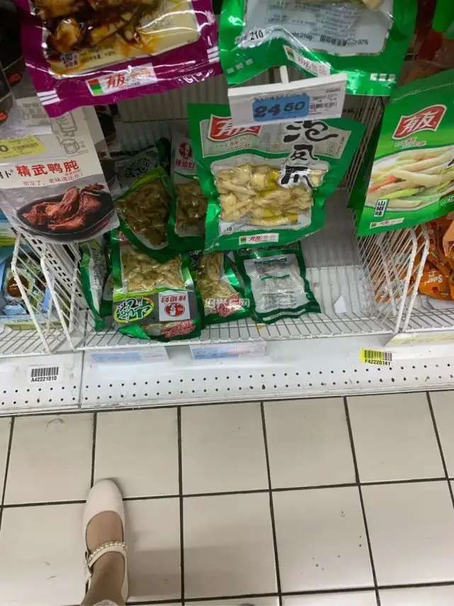 湖南男子在超市投放过期商品，此男子为何这么做？