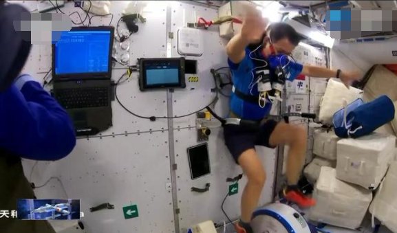 聂海胜出舱前在谁的帮助下接受肺功能检查？