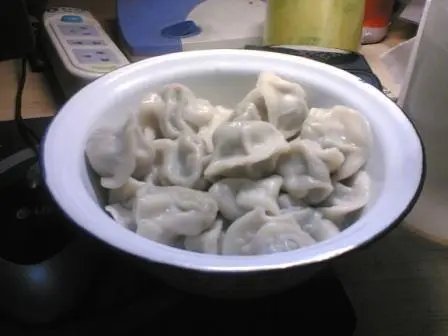 广东一女子凌晨煮饺子给大白吃，双方奔赴的善意是否更让人感动？