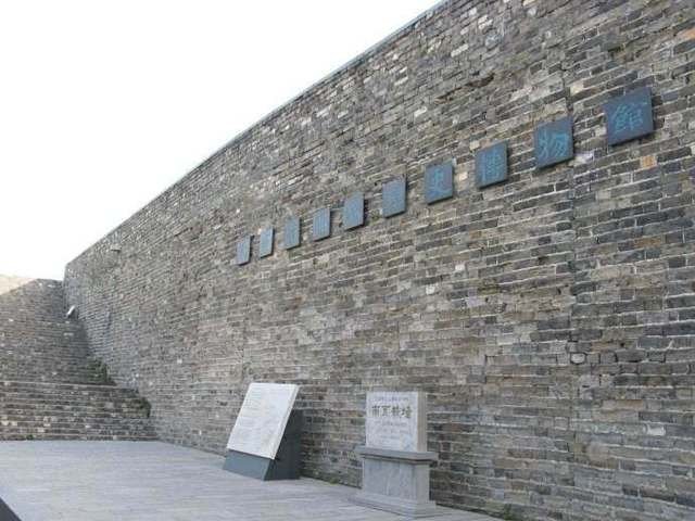 游客为讨彩头不顾劝阻爬城墙，你如何看待游客的这种做法？