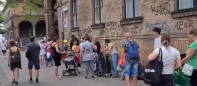 德国中产家庭排队7小时领救济粮，这个场面是什么原因导致的？