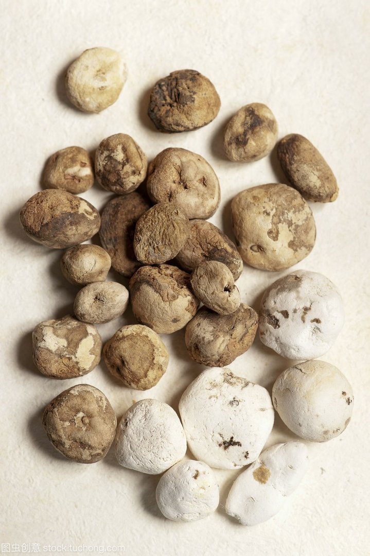 看完《长津湖》，男子学吃冻土豆后拔3颗牙，为何会造成如此严重的后果？