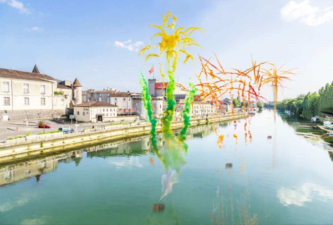 艺术家蔡国强在法国点燃白日焰火，这么做的意义是什么？