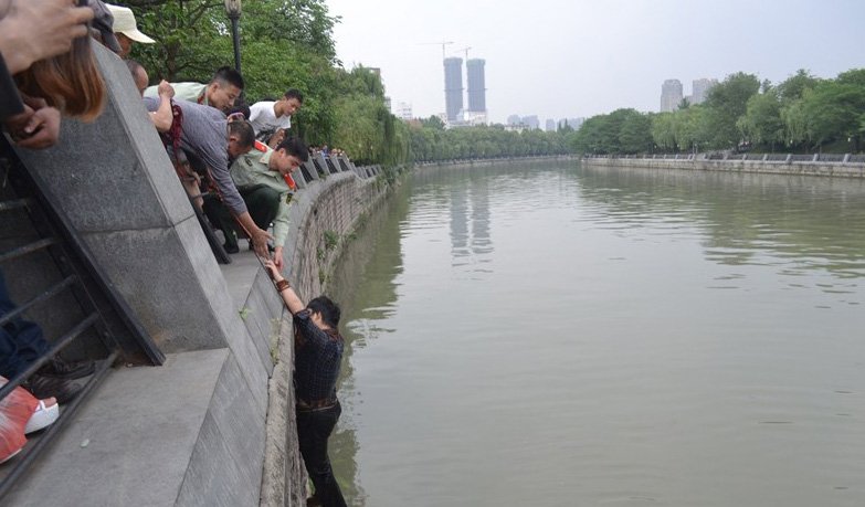 如何看待夫妻吵架丈夫欲将孩子扔下桥这一行为？