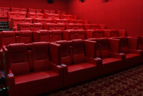 什么叫做电影院的情侣座？情侣座长啥样子的？两个座靠在一起算情侣座么？