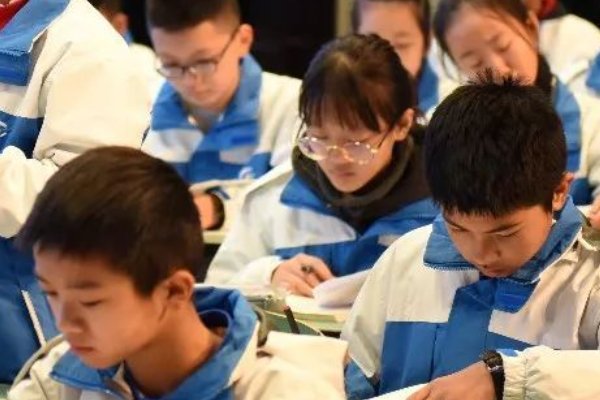 捧着什么的什么鼓着什么的什么造句