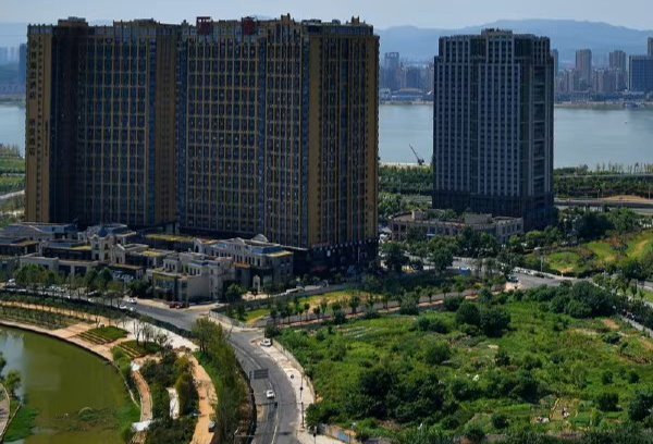 千古名篇《滕王阁序》中“物华天 宝, 人杰地灵”形容的是哪座城市