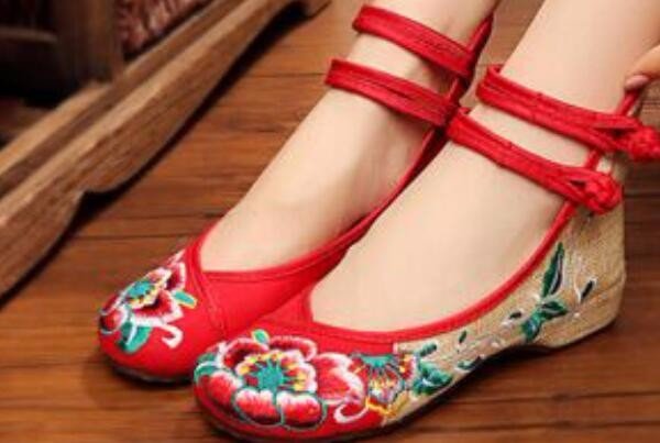 酒店床底发现绣花鞋，关于绣花鞋的恐怖电影哪部情节最吓人？