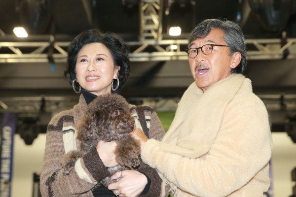 叶倩文与4位港姐聚会，大方展示满头白发，她的状态是怎样的？