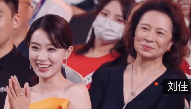 《李焕英》获优秀影片奖，台下的张小斐哭了，你对这一幕最大的感触是什么？