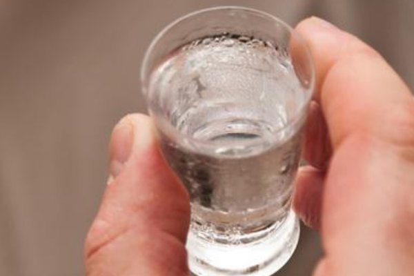 这么晚了,妈妈和阿姨还在喝酒!都给喝多了。。。我该怎么办?