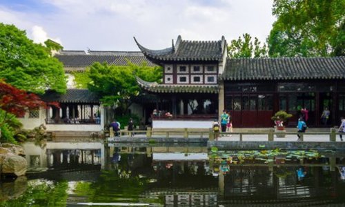 颐和园、拙政园、狮子林、留园的所在地点、建成年代、特点是什么？拜托各位了！