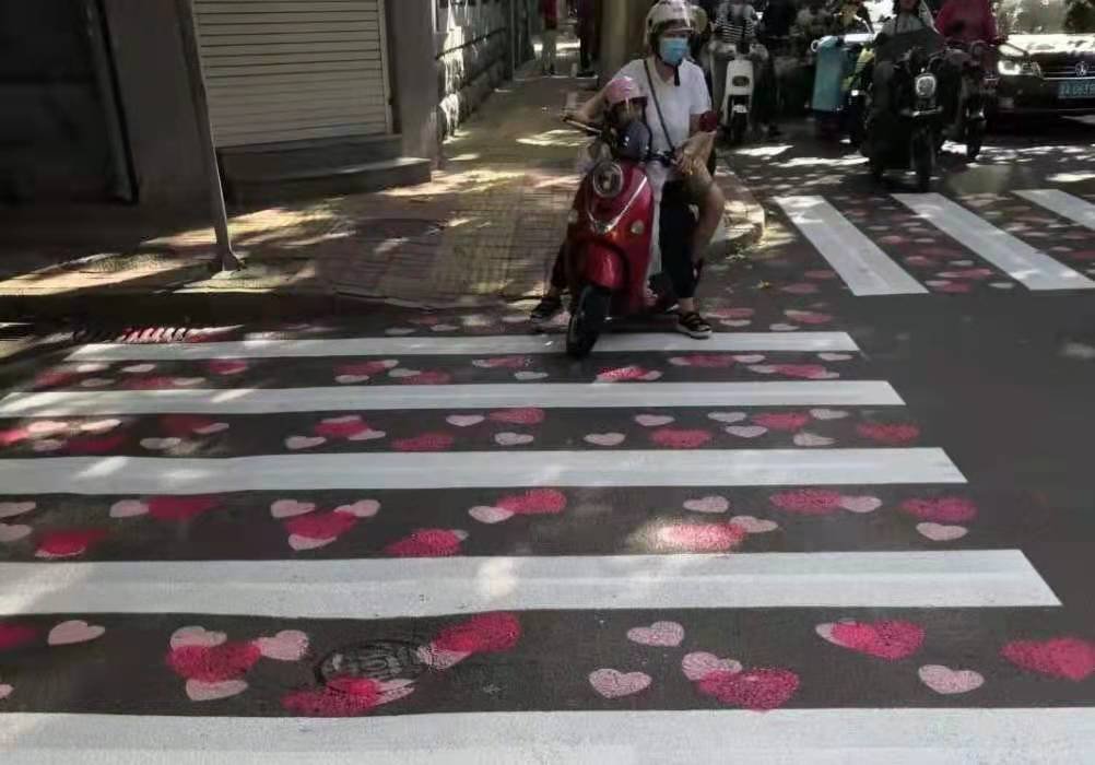 洛阳爱心斑马线被清除了，清除的原因是什么？