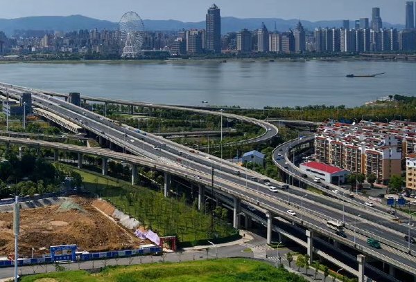 千古名篇《滕王阁序》中“物华天 宝, 人杰地灵”形容的是哪座城市