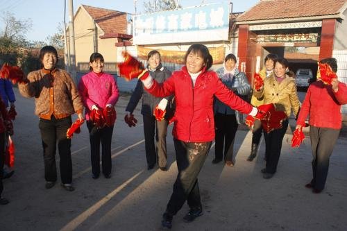 修改病句：许多不明真相的群众被这伙制造伪劣产品的人挑动，设置重重障碍，围攻阻止工商人员正常执行公务