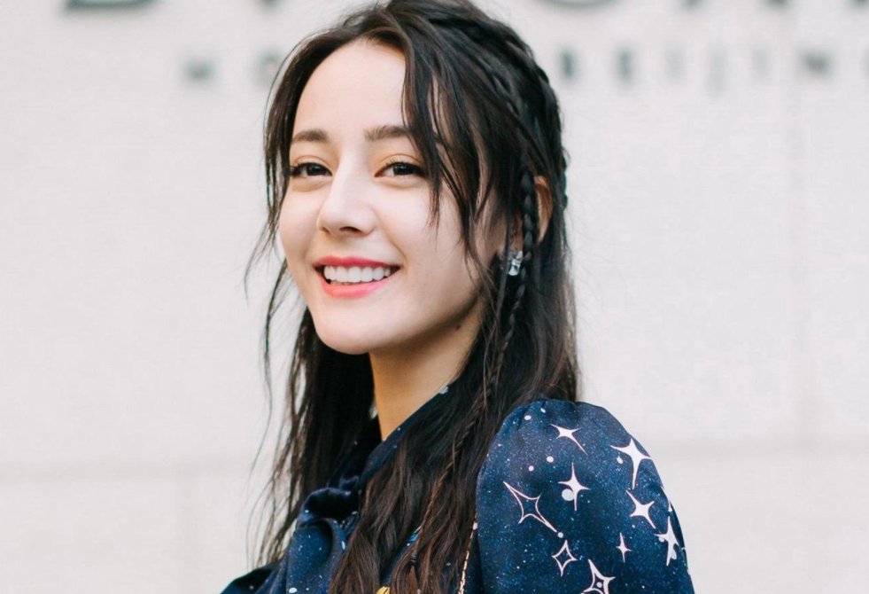 迪丽热巴晒最新写真大片，她的手臂肌肉线条如何？