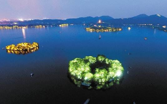 杭州西湖的那三块小岛叫什么名字啊？？