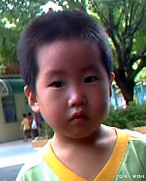 孙卓小学时与同学合影旧照流出,小时候的他与现在有何变化?