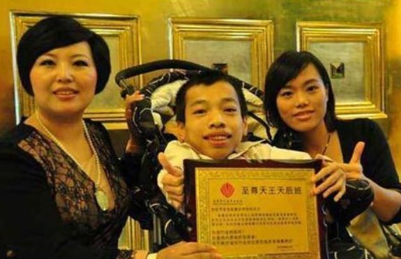 当年身高1米的侏儒，娶1.7娇妻赚千万资产，后来怎样了？