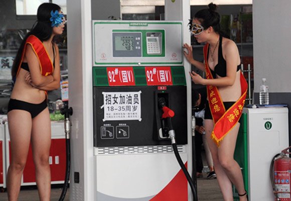 广西加油站雇泳装女模特引发热议，该活动存在什么问题？