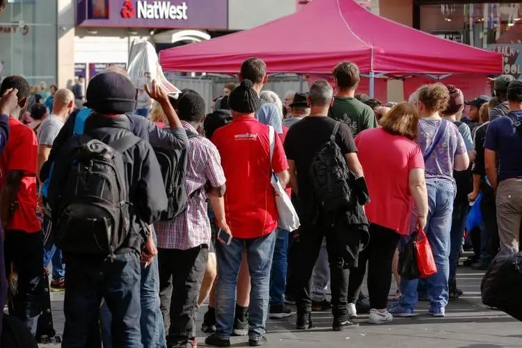 德国中产家庭排队7小时领救济粮，这个场面是什么原因导致的？