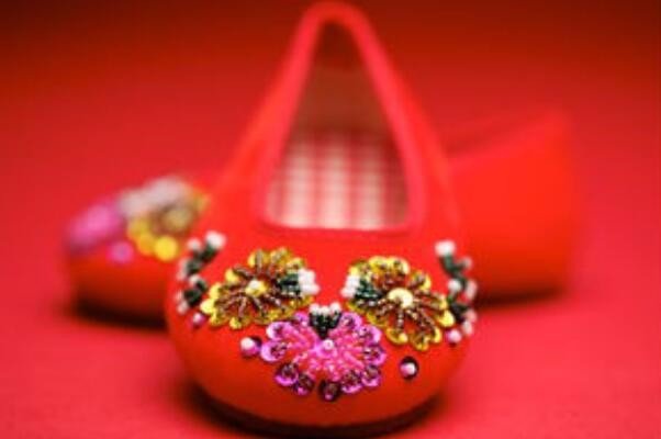 酒店床底发现绣花鞋，关于绣花鞋的恐怖电影哪部情节最吓人？