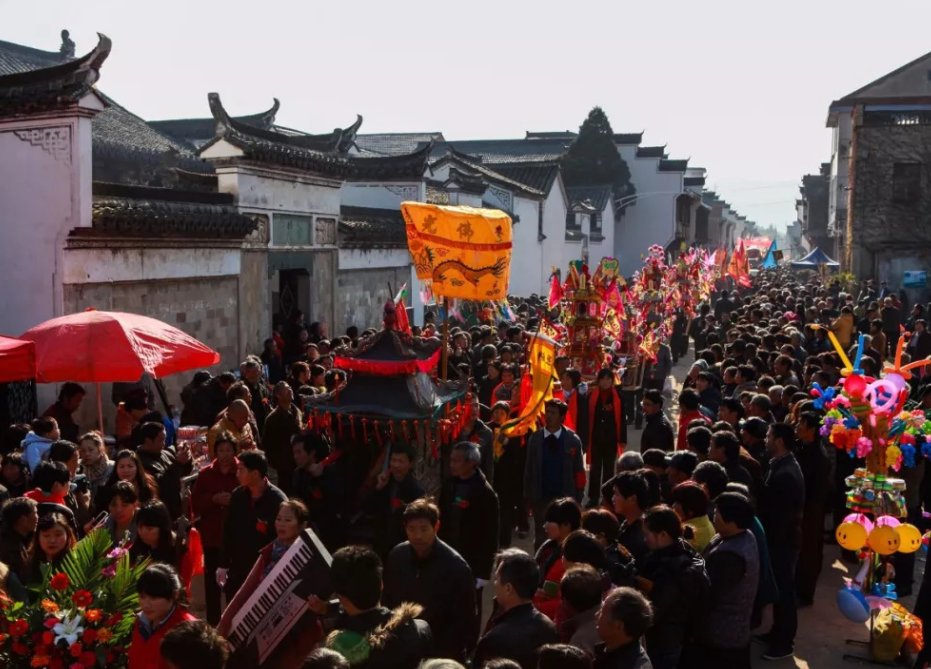 赶茶场是以什么为中心的?