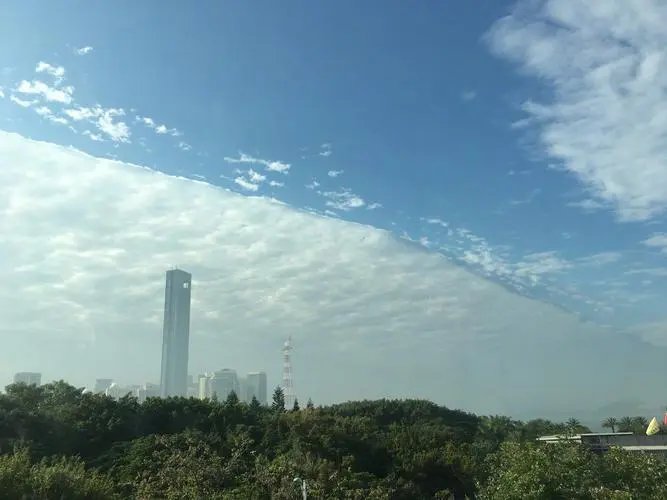 厦门天空出现罕见一线天，这一景象是如何形成的？