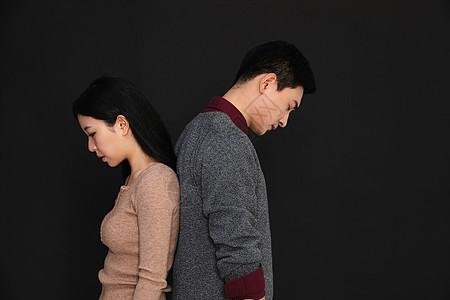 安徽一男子怀疑妻子对自己不忠，藏在床下7小时，此事件结局如何？