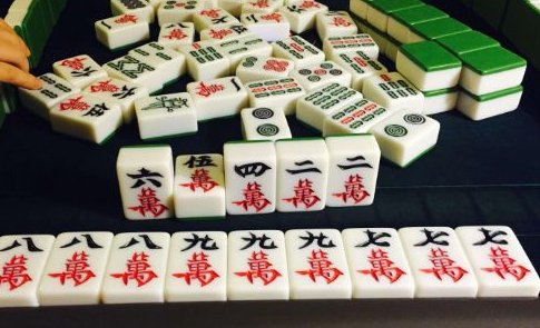 夫妻二人在同一张麻将桌上，打完后两人合计，为何从来都不能赢？