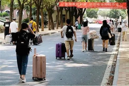 在没有疫情的的时候，大学生活是什么样的？