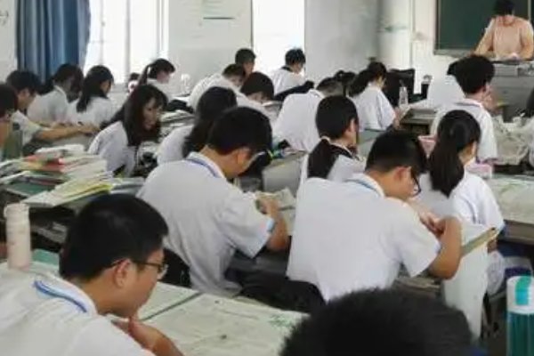 捧着什么的什么鼓着什么的什么造句