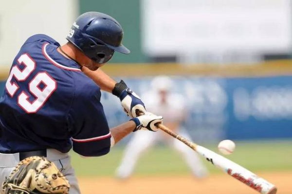 棒球是一项对抗性显著的运动，它的常用术语有哪些？