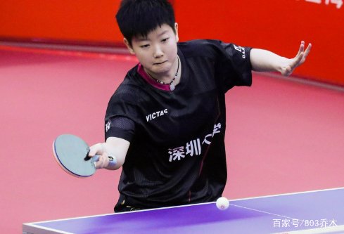 孙颖莎在机场被粉丝围堵,她的人气有多高?