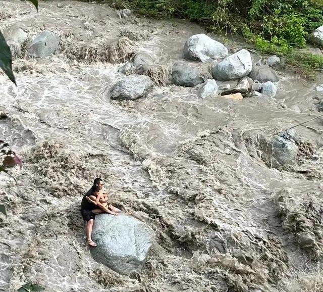 彭州突发山洪黑衣男子逆行救人,他的身上有哪些正能量?