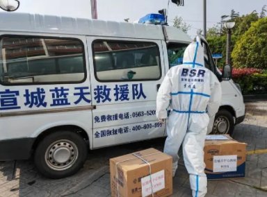 女子出方舱后被困上海电话亭数日，这段时间她是如何度过每一天的？